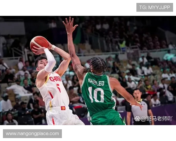 中国男篮全力备战亚洲杯，年轻新秀表现引发期待与关注