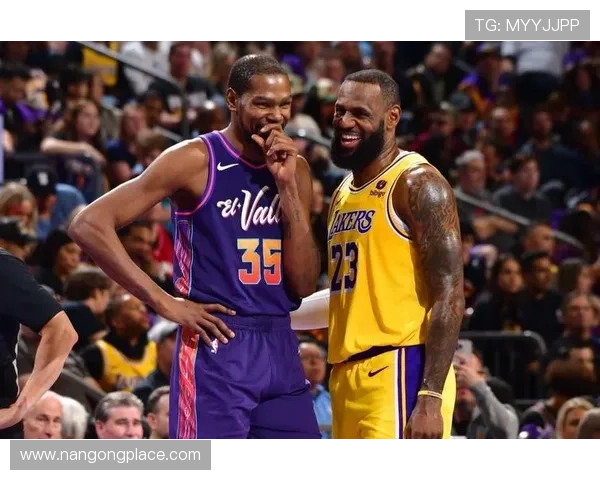 勇士队迎来全新赛季挑战 詹姆斯与杜兰特同台再度激战