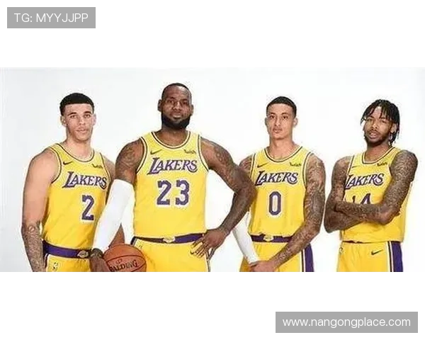 湖人新赛季阵容亮相詹姆斯携手新援誓夺总冠军